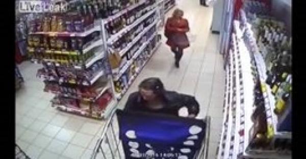 بالفيديو.. 3 فتيات يسرقن زجاجات خمر ويخفينها تحت ملابسهن