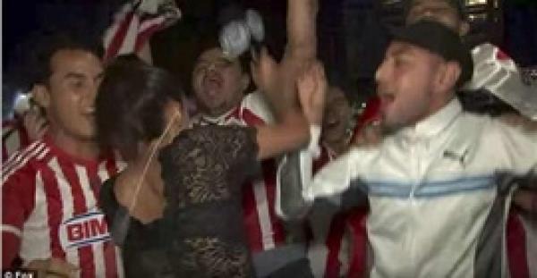 مراسلة تلقن متحرشا درسا قاسيا على الهواء مباشرة (فيديو )