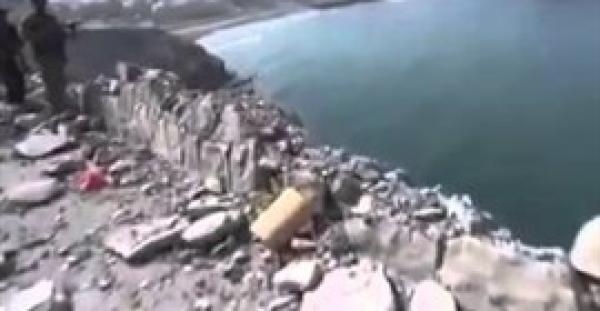 بالفيديو.. لحظة سقوط دبابة حوثية بالبحر أثناء هروبها من المقاتلات السعودية