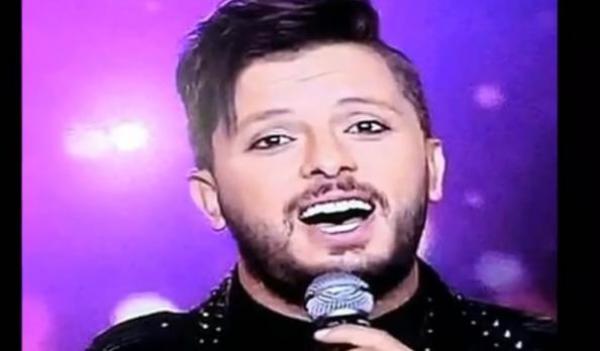 حاتم عمور يشعل الفايسبوك بلوك مثير للجدل في سهرة رأس السنة (فيديو)