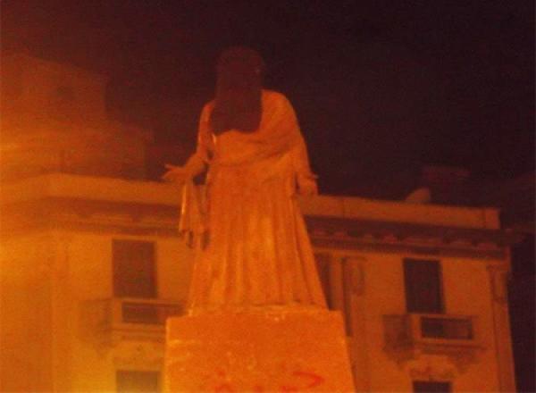 جهولون يضعون النقاب علي وجه تمثال أم كلثوم 