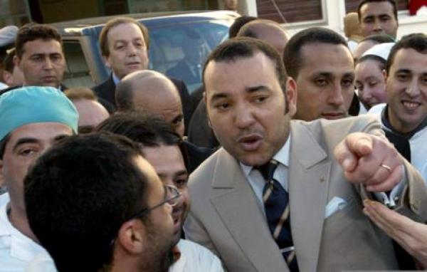 عندما أذرف الملك محمد السادس الدموع خلال زيارة للحسيمة..