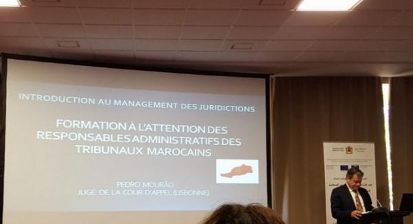 حصري... غياب صورة الملك والعلم الوطني يدفع مشاركين بدورة وزارة العدل للاستغراب ومطالبة بطرد مؤطر برتغالي أظهر خريطة المغرب مبتورة