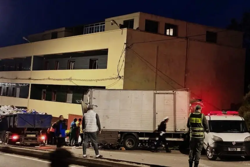 مأساة.. حادثة سير مروعة تودي بحياة 3 أشخاص بينهم سائق كان يؤدي الصلاة بالفنيدق (فيديو)