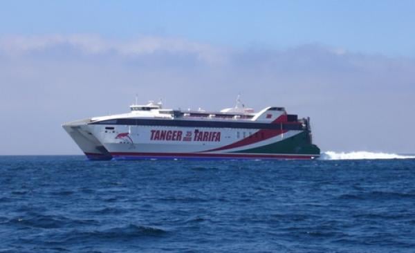 مهاجرون مغاربة في ورطة بعد توقف الحركة الملاحية بين طريفة وطنجة