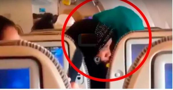 شاهدوا بالفيديو: لحظات رعب حقيقية عاشها ركاب طائرة إماراتية متجهة إلى جاكرتا