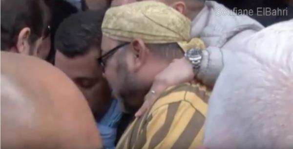 بالفيديو : الجعايدي يعنف مهاجرا مغربيا بهولندا وضع يده على كتف الملك