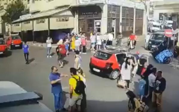 بالفيديو..لحظة دهس قاصر لسياح أجانب بمنطقة باب بوجلود بمدينة فاس