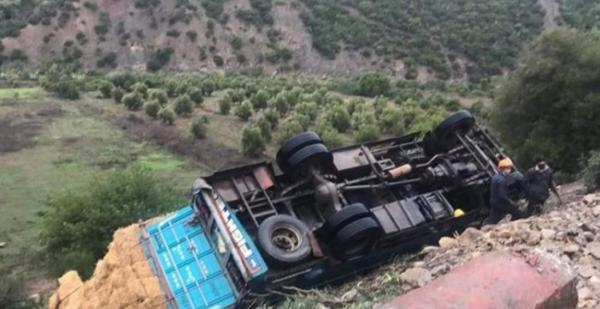 حادثة سير خطيرة بين شفشاون ووزان بعد انقلاب شاحنة محملة بالتبن