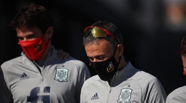 لويس إنريكي يحتفي بعودة الجماهير للمدرجات