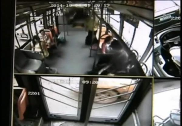 بالفيديو: انفجار هاتف نقال في يد صاحبته يثير رعب حافلة بأكملها