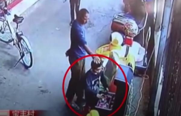 فيديو يدقّ ناقوس الخطر.. اختطاف طفل في وضح النهار