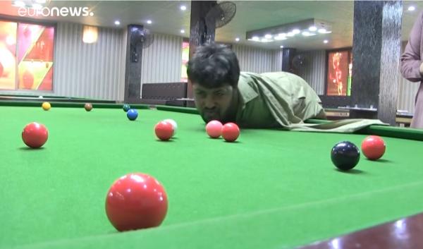 باكستاني دون ذراعين يحترف البلياردو ويحظى بشهرة واسعة