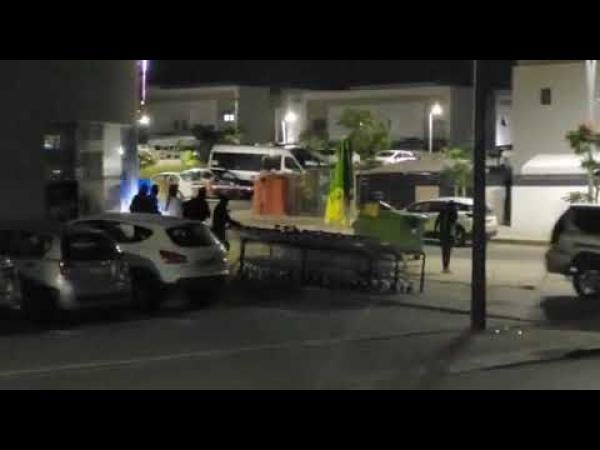 لصوص يقتلعون صرافا آليا بسيارتهم ويلوذون به بالفرار(فيديو)