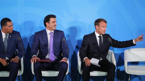 شاهد.. مصافحة ماكرون المثيرة للجدل لأمير قطر وهو جالس