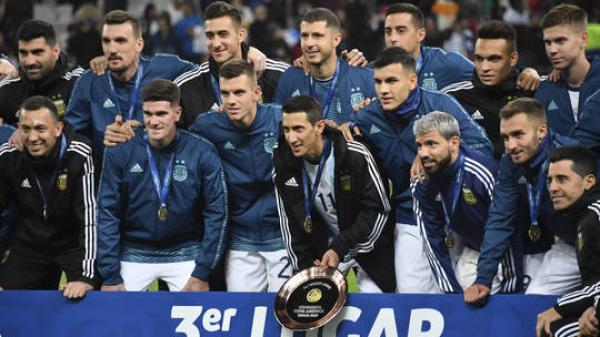 بالفيديو: ميسي يرفض استلام الميدالية البرونزية في "كوبا أمريكا" ويطلق أخطر الاتهامات