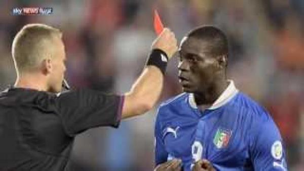 بالوتيلي يعتذر عن طرده بمباراة إيطاليا والتشيك