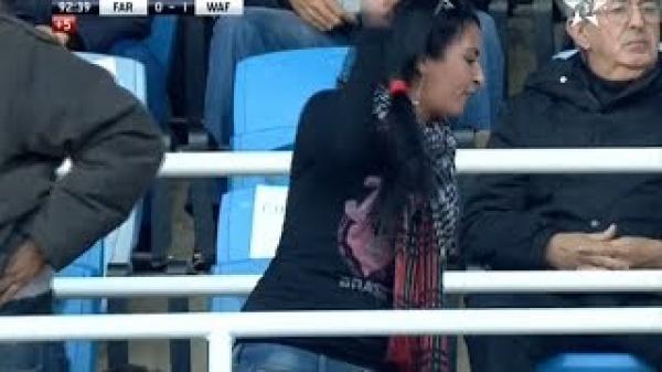 مشجعة مغربية متعصبة لفريقها و الحالة الكارثية التي وصل لها