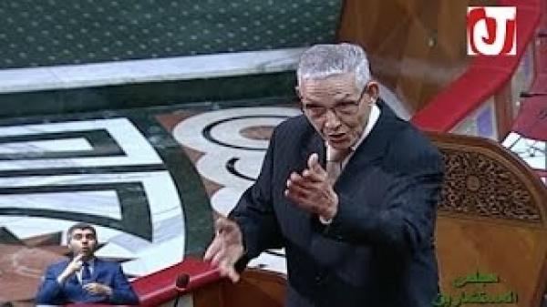 الداودي ينفعل بشدة و يثور غضبا في وجه نائب برلماني : واش لي مات فالزنقة نمشي نعزيه !!