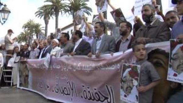 "العدل والإحسان" تحتج أمام البرلمان للمطالبة بكشف حقيقة وفاة أحد أعضائها