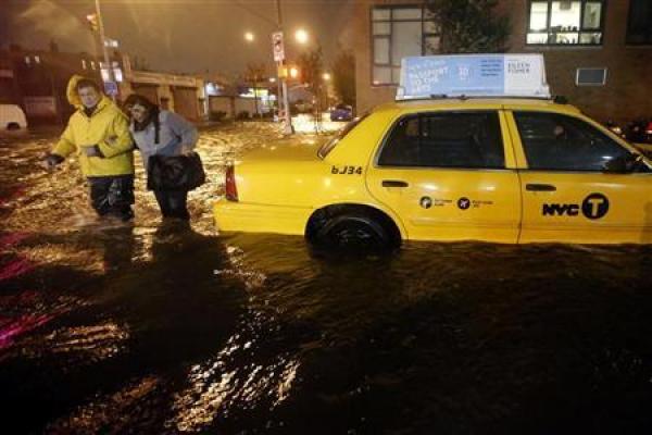 الإعصار ساندي يضرب الساحل الشرقي الأمريكي