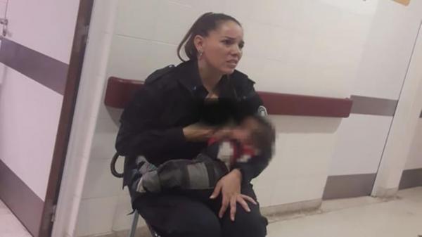 شرطية ترضع طفلا غريبا والإدارة ترقيها لضابطة