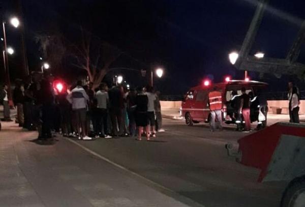 عاجل..اصطدام عنيف بين دراجتين ناريتين يرسل شابين وشابة في حالة حرجة للمستعجلات ومواطنون يسخرون من سيارة الاسعاف المهترئة (صور)