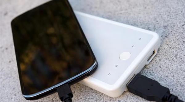 البطاريات الخارجية الكبيرة أكثر كفاءة من الصغيرة