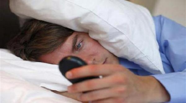 كثرة التعرض لشاشة الهاتف المحمول تؤثر سلباً على النوم