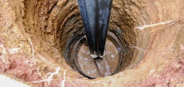 لا يصدق...فلاح جزائري يحفر بئرا بحثا عن الماء فيجد ثروة (فيديو)