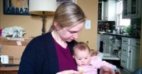 بالفيديو.. مليون مشاهدة لرد فعل رضيعة تسمع صوت «قرمشة الشيبسي»