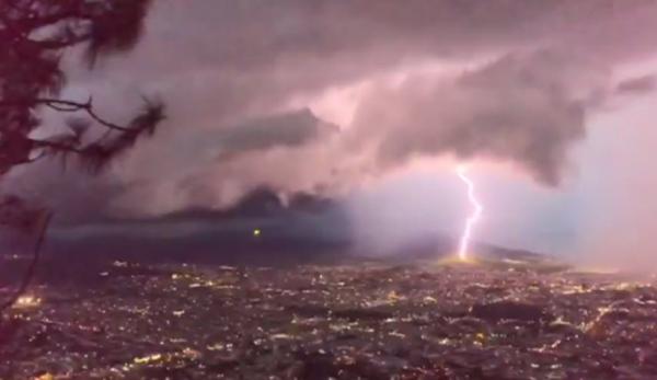 سقوط صحن طائر على مدينة في المكسيك خلال عاصفة ليلية (فيديو)