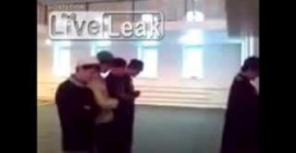 بالفيديو.. متطرف يقتحم مسجدا ويعتدي على الإمام وأحد المصلين