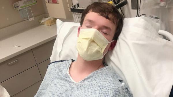 مراهق مصاب بكورونا يحذر الشباب من الاستهانة بالمرض