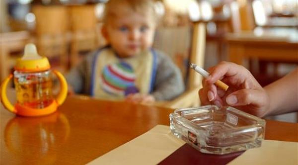 التدخين السلبي يهدد الأطفال بالسمنة