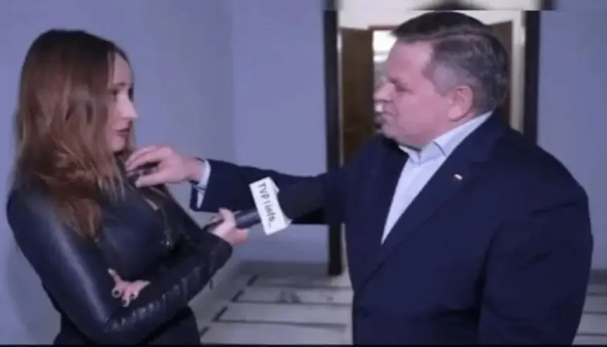 فيديو.. سناتور بولندي يثير الجدل بتصرف مشين تجاه صحافية أثناء بث مباشر