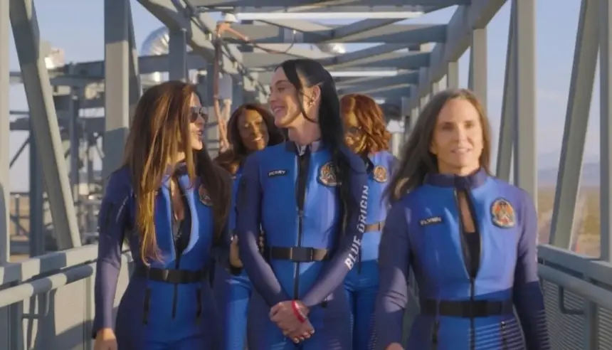 فتح باب الكبسولة يُربك المشهد.. هل رحلة كاتي بيري إلى الفضاء كانت مجرد عرض تمثيلي؟