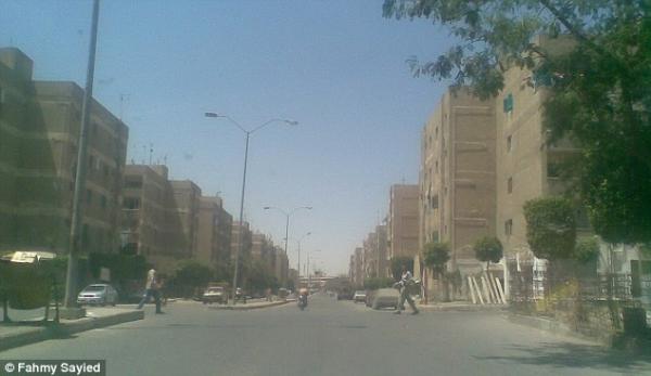 بالفيديو: رجلان عملاقان يظهران بالقرب من أهرامات الجيزة