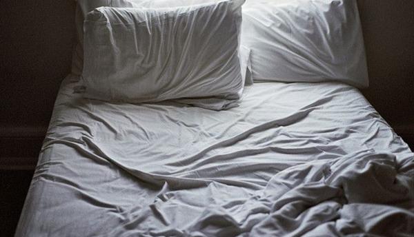 دراسة تحذر من عدم تغيير مفارش السرير: تسبب أمراض خطيرة