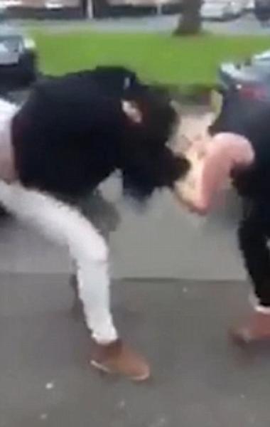 بالفيديو .. فتاة شقراء تستفز أما فتتلقى علقة ساخنة