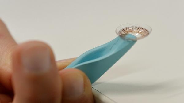 استحمت بالعدسات اللاصقة وفقدت بصرها