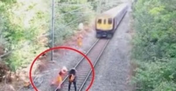 بالفيديو.. عامل سكة حديد ينقذ حياة رجل مخمور من أمام قطار