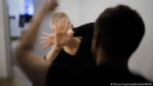 وزيرة داخلية ألمانيا: يجب طرد من يقوم بالعنف المنزلي