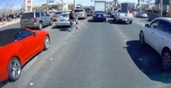 شاهد ماذا فعلت امرأة مع مسن أعمى حاول عبور الشارع (فيديو)