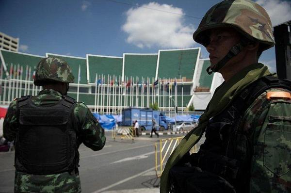 قائـدُ الجيش التايلاندي يُعلن انقلاباً عسكرياً على المُباشر