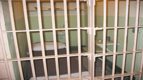 هكذا تسبب "كولونيل قطري" في حالة احتقان بين سجناء عكاشة