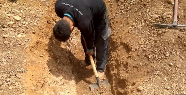 لهذا السبب قام شاب عار بمحاولة استخراج جثة امرأة من قبرها بمدينة بن سليمان