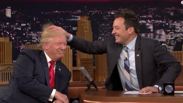 مذيع ينفش شعر ترامب ويبحث عن "الباروكة"