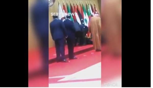 سقوط الرئيس اللبناني أثناء التقاط صورة تذكارية لقادة القمة العربية