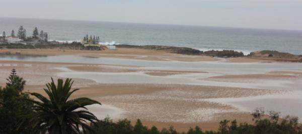 ساكنة الوليدية تفاجأ ببروز كتل رملية وسط بحيرة وخوف متزايد من انسدادها